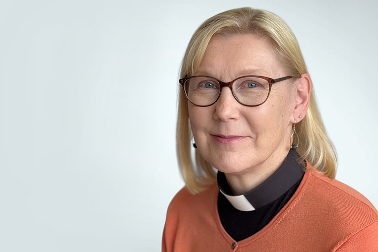 Anja Markkanen lähikuvassa papinkauluspaita päällään