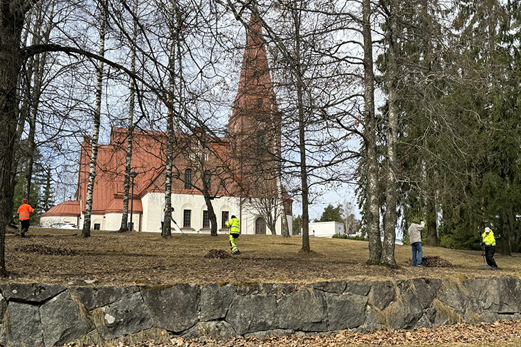 kirkonmäkeä haravoidaan keväällä