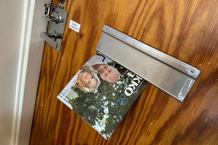lehti pilkottaa oven postiluukusta