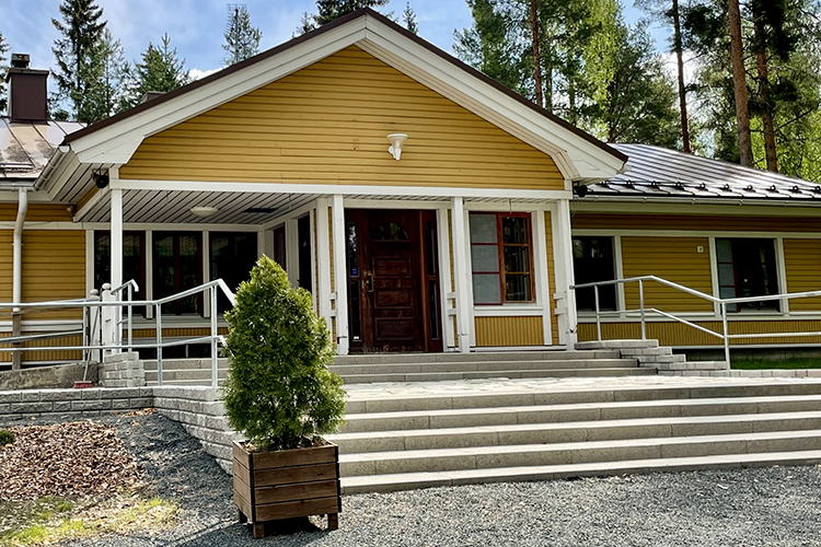 leirikeskuksen päärakennuksen sisäänkäynti