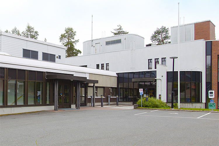 Seurakuntatalon sisäänkäynnit seurakuntatoimiston päässä