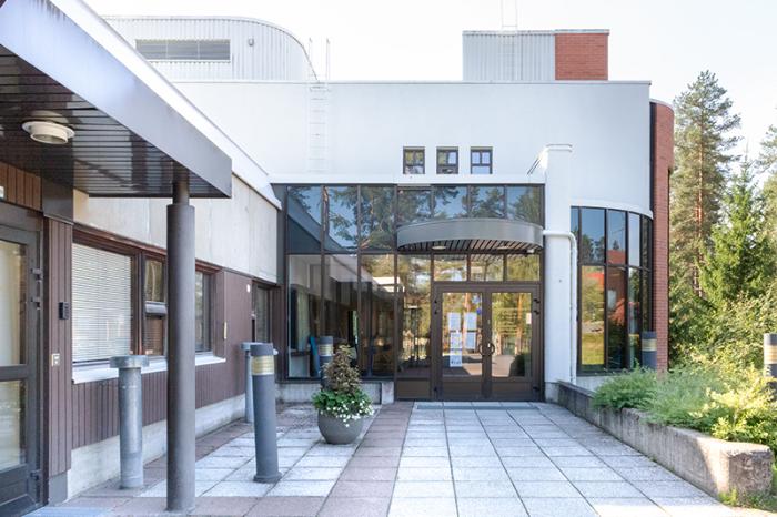 seurakuntatalon toimistopäädyn sisäänkäynti ulkoa päin katsottuna