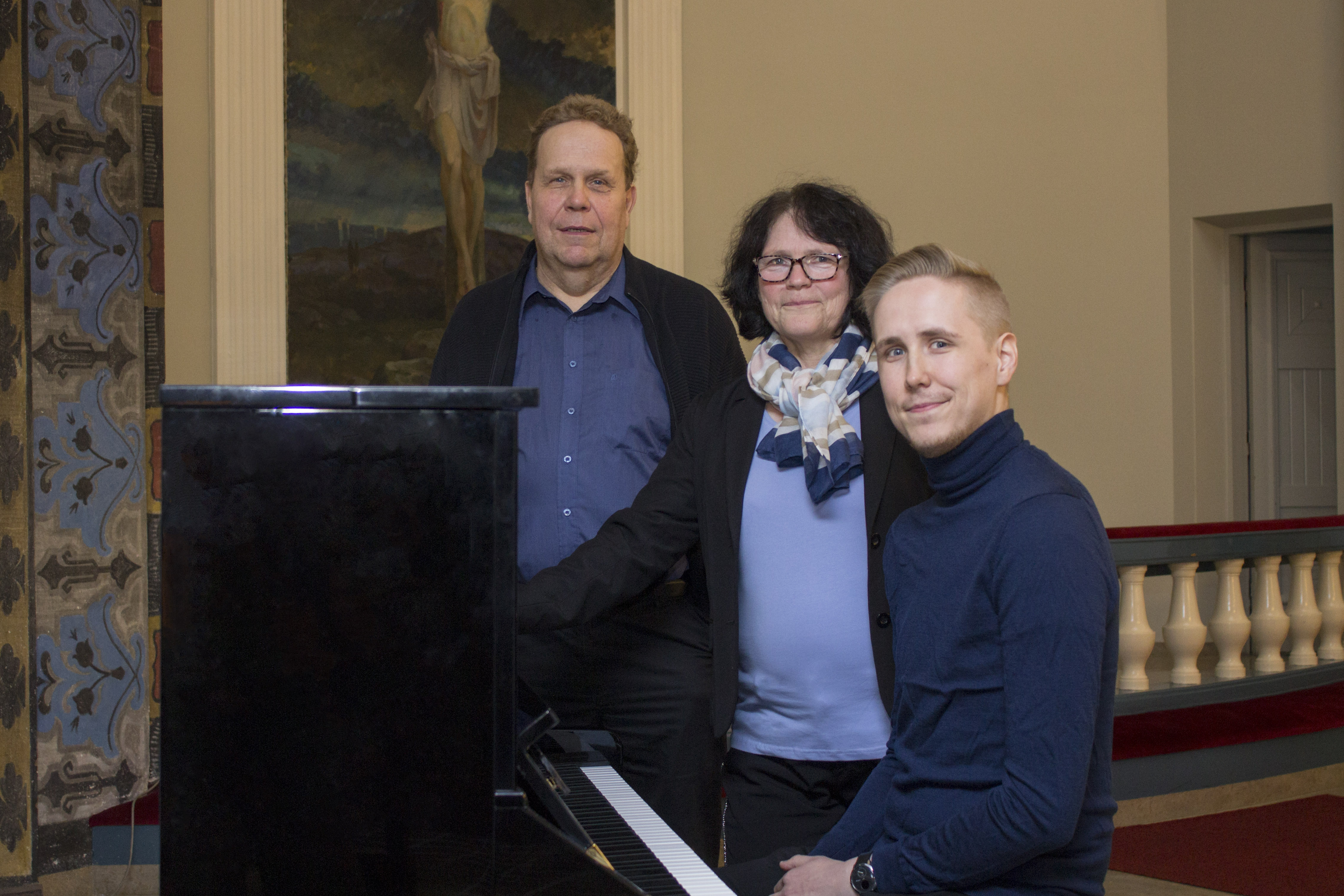 Pianon ääressä Matti Anttila, Airi Heiskanen ja Olli Anttila.