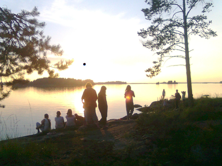 Ihmisiä rantakallioilla