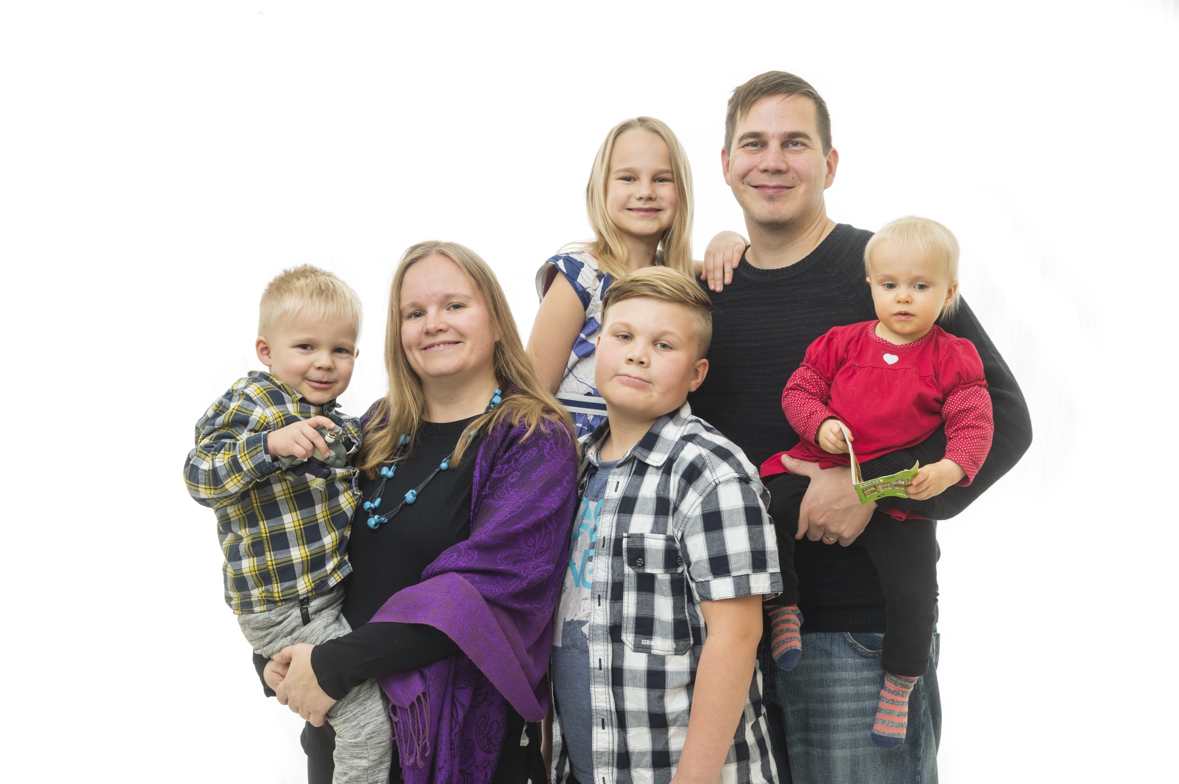 Lähetysleiri Perhekuva, jossa kaksi aikuista ja neljä lasta.