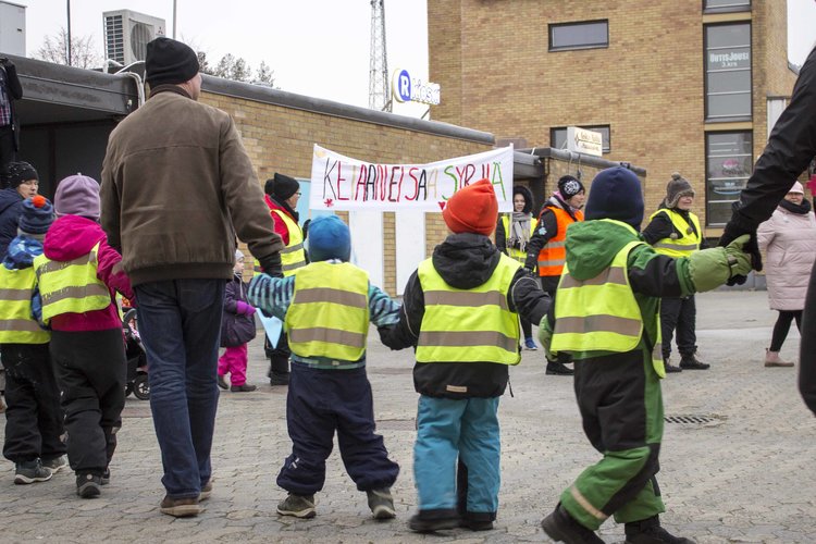 Lapsenoikeuksienpäivän iloinen mielenilmaus Lapsenoikeuksienpäivän iloinen mielenilmaus
