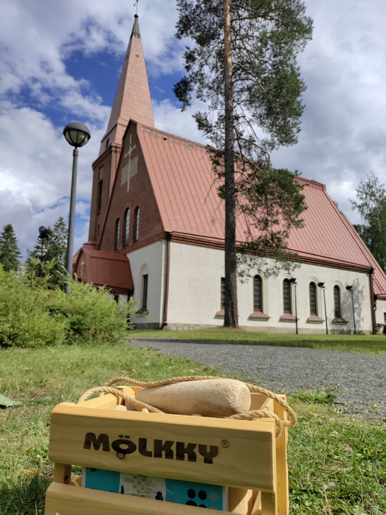 Kesän pihapelit kirkonmäellä Mölkky-peli ja kirkko