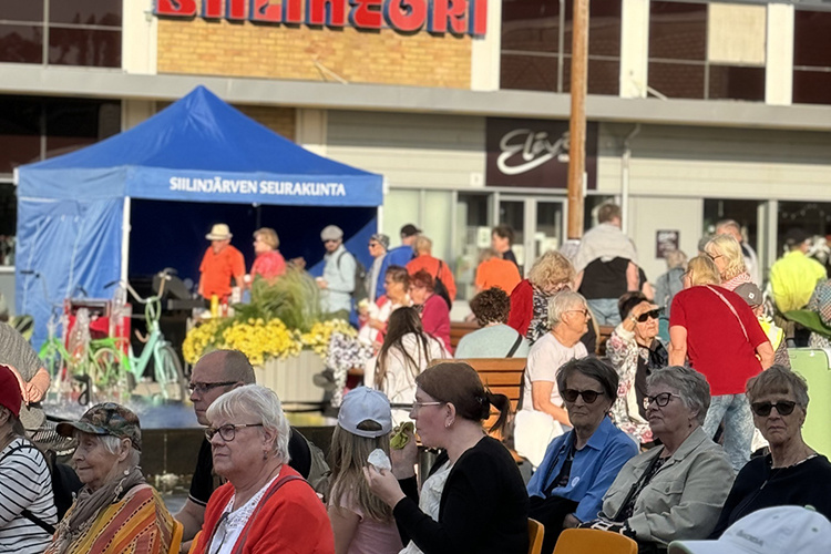 iltatori2024 ihmisiä istumassa torilla
