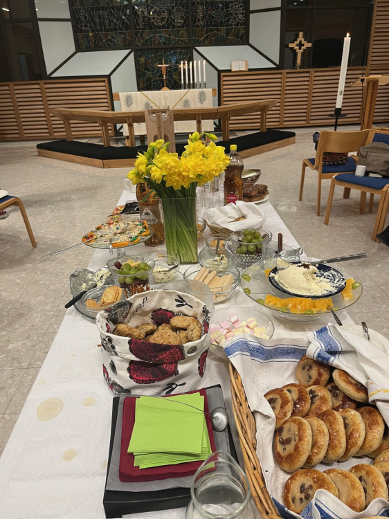 Pääsiäsyön messu Pääsiäiskattaus Vuorelan kirkossa