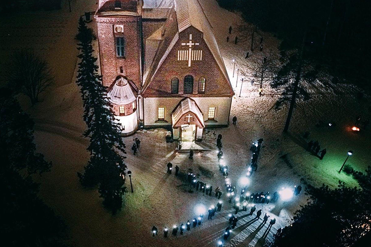 Kirkonmäki kuhisee Valoa-tapahtuma Siilinjärven kirkko ylhäältäpäin kuvattuna