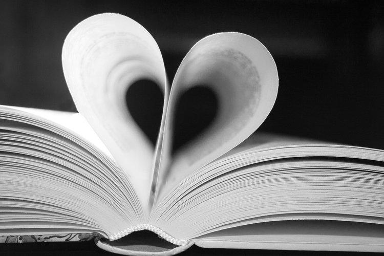 Avoin kirja, jonka keskimmäiset sivut on taivutettu sydämen muoton.