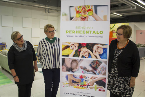Virpi Rissanen, Kirsi Launonen ja Pirjo Ahonen poseeraavat Perheentalon tiloissa