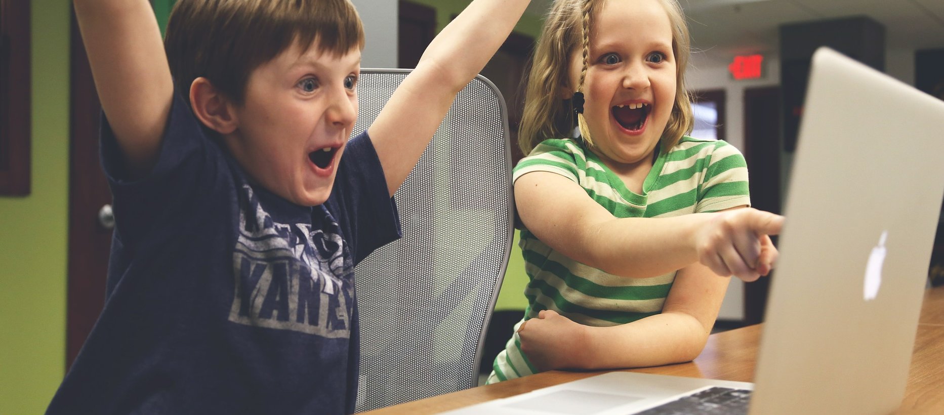 lapset innoissaan tietokoneen ääressä