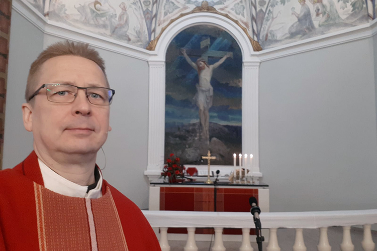 kirkkoherra on Siilinjärven kirkossa, radiomikkejä näkyy