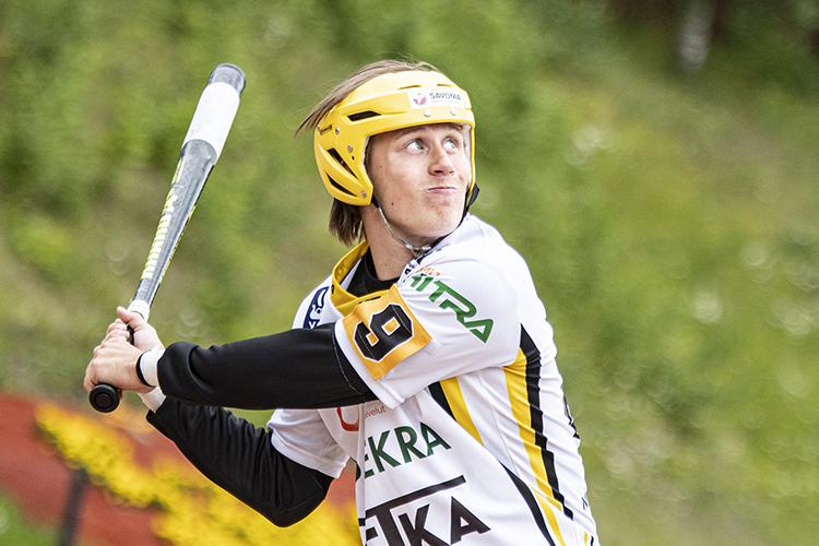 Pesäpallon pelaaja valmistuu lyömään palloa
