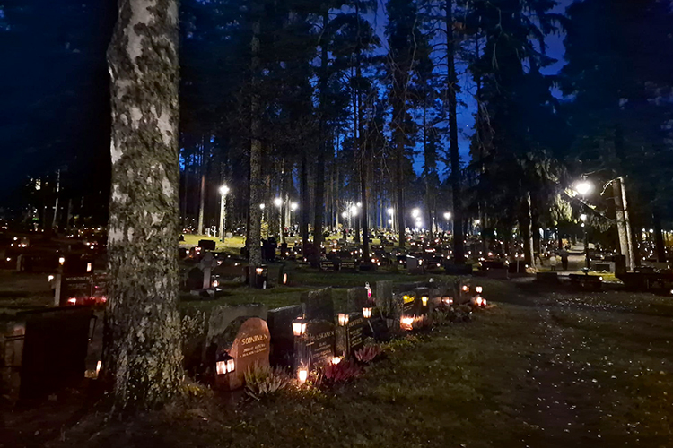 Viinamäen hautausmaa täynnä kynttilöitä pimeässä