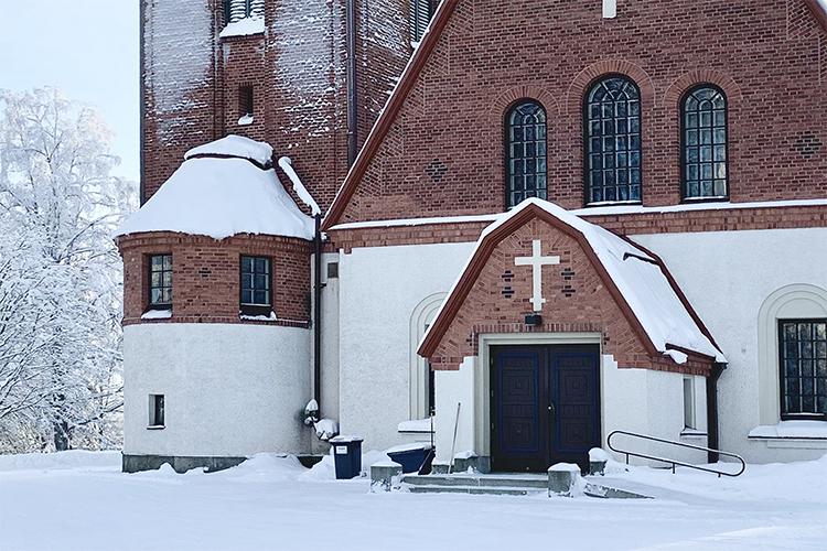 Siilinjärven kirkon sisäänkäynti lumisessa asussa