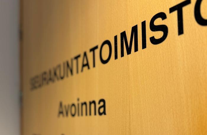lähikuva toimiston ovesta