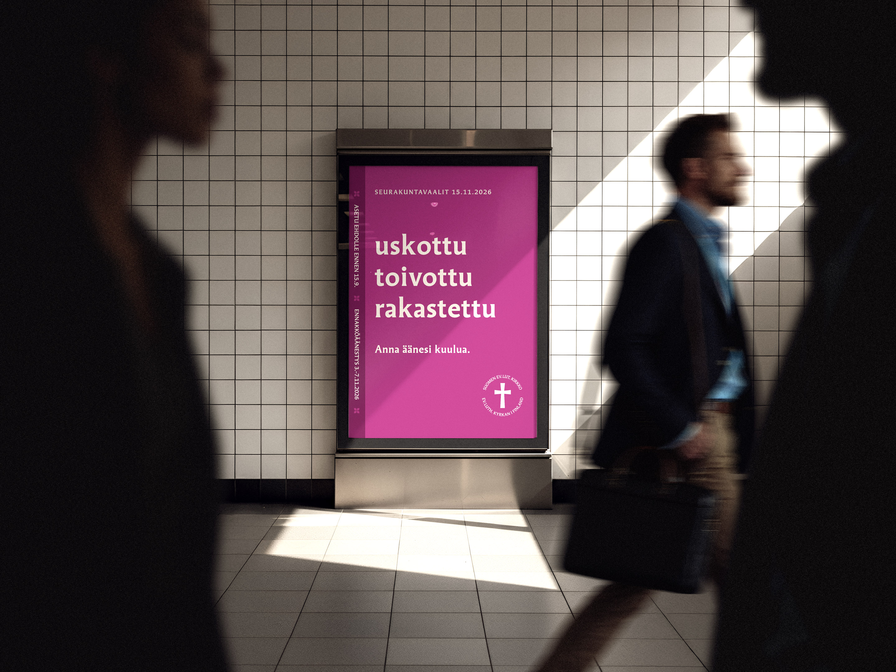 Kuvituskuvassa vaalijuliste infotaululla, ihmishahmoja menee ohi.